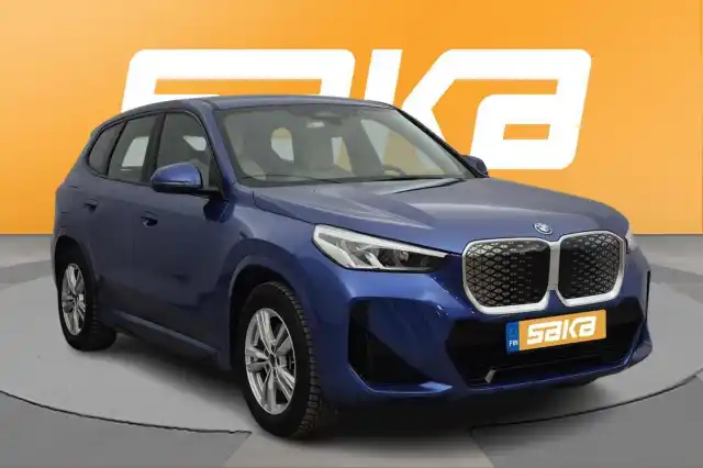 Sininen Maastoauto, BMW iX1 – VAR-38892