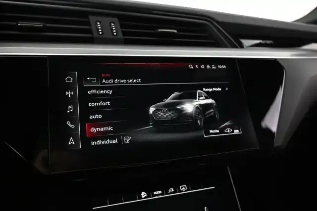Musta Maastoauto, Audi Q8 e-tron – VAR-39015