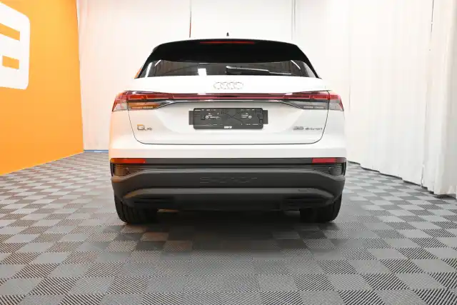 Valkoinen Maastoauto, Audi Q4 e-tron – VAR-39024