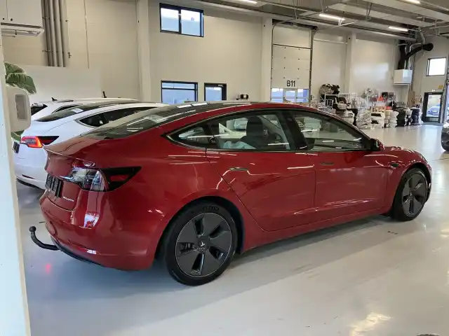 Punainen Viistoperä, Tesla Model 3 – VAR-39290