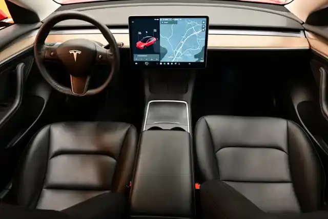 Punainen Viistoperä, Tesla Model 3 – VAR-39290