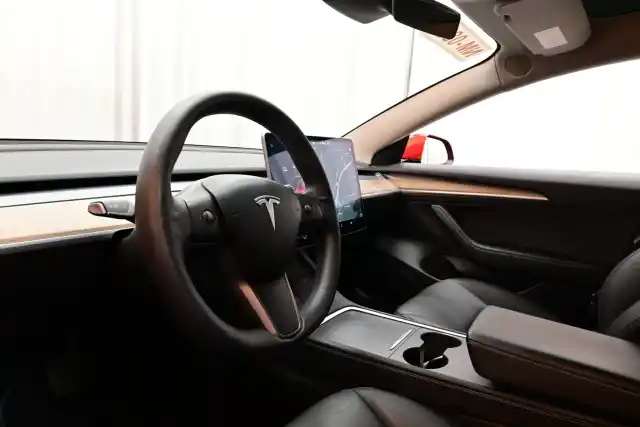 Punainen Viistoperä, Tesla Model 3 – VAR-39290