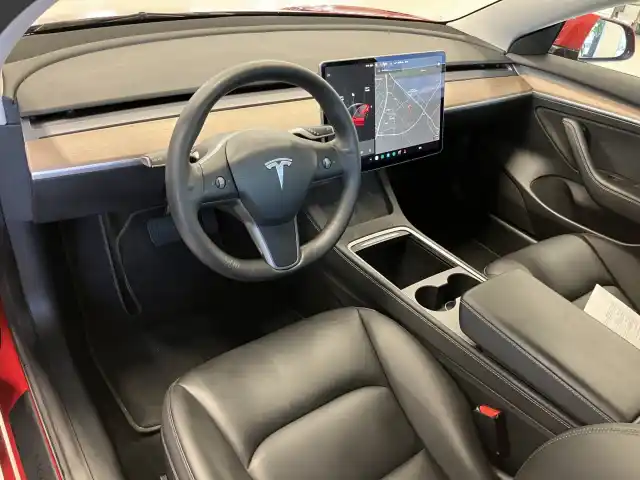 Punainen Viistoperä, Tesla Model 3 – VAR-39290