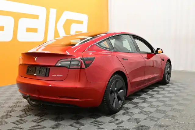 Punainen Viistoperä, Tesla Model 3 – VAR-39290