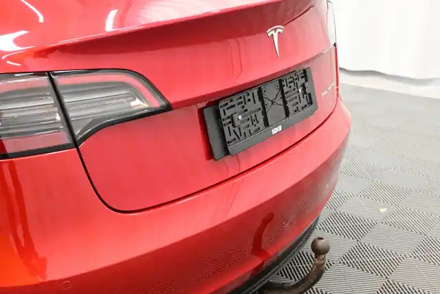 Punainen Viistoperä, Tesla Model 3 – VAR-39290