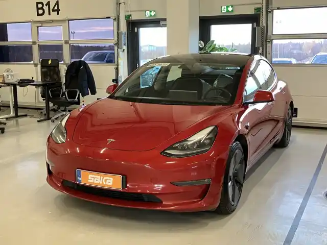 Punainen Viistoperä, Tesla Model 3 – VAR-39290