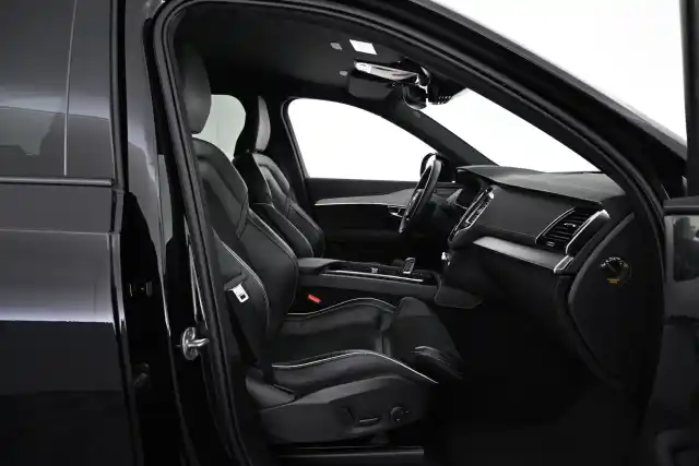 Musta Maastoauto, Volvo XC90 – VAR-39301
