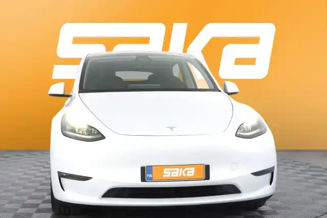 Valkoinen Maastoauto, Tesla Model Y – VAR-39363