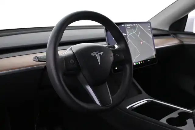 Valkoinen Maastoauto, Tesla Model Y – VAR-39363
