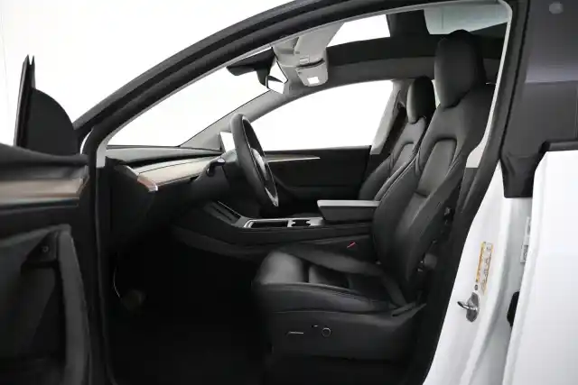 Valkoinen Maastoauto, Tesla Model Y – VAR-39363
