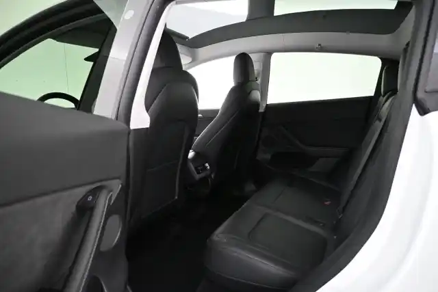 Valkoinen Maastoauto, Tesla Model Y – VAR-39363