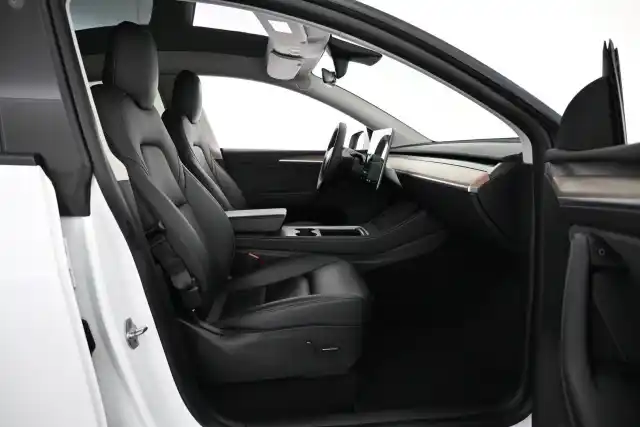 Valkoinen Maastoauto, Tesla Model Y – VAR-39363