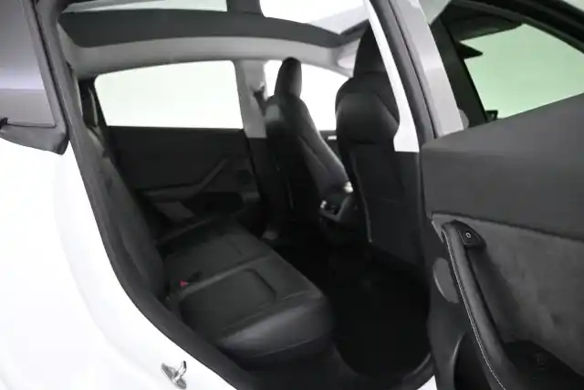 Valkoinen Maastoauto, Tesla Model Y – VAR-39363