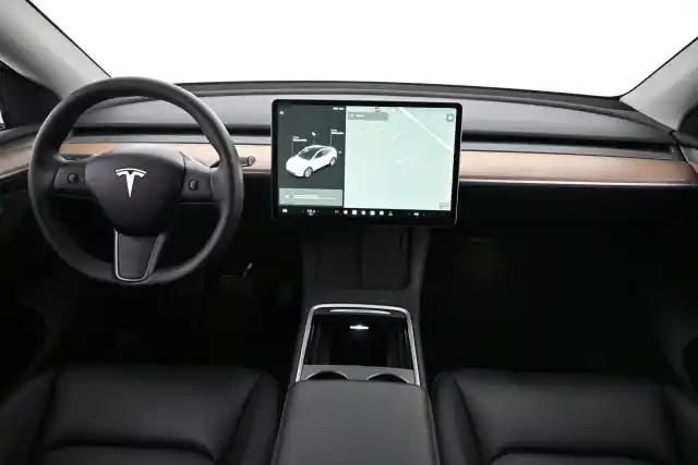 Valkoinen Maastoauto, Tesla Model Y – VAR-39363