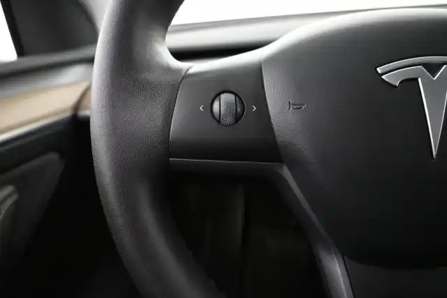Valkoinen Maastoauto, Tesla Model Y – VAR-39363