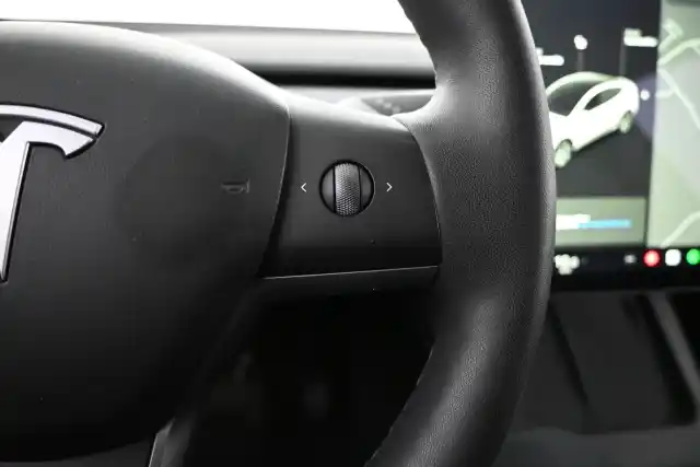 Valkoinen Maastoauto, Tesla Model Y – VAR-39363