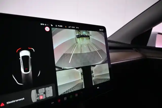 Valkoinen Maastoauto, Tesla Model Y – VAR-39363
