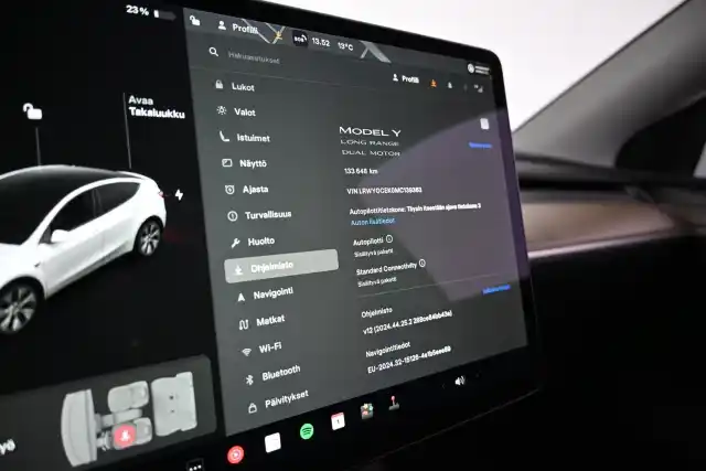 Valkoinen Maastoauto, Tesla Model Y – VAR-39363