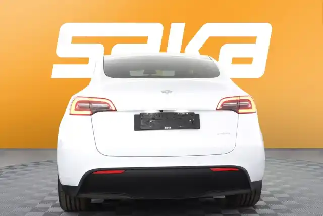 Valkoinen Maastoauto, Tesla Model Y – VAR-39363