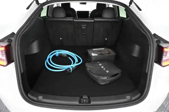 Valkoinen Maastoauto, Tesla Model Y – VAR-39363