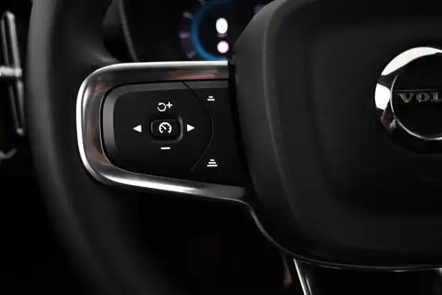 Musta Maastoauto, Volvo C40 – VAR-39431