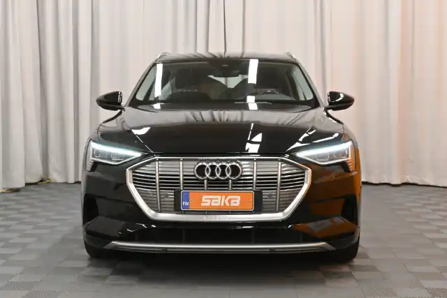 Musta Maastoauto, Audi e-tron – VAR-39575