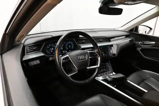 Musta Maastoauto, Audi e-tron – VAR-39575