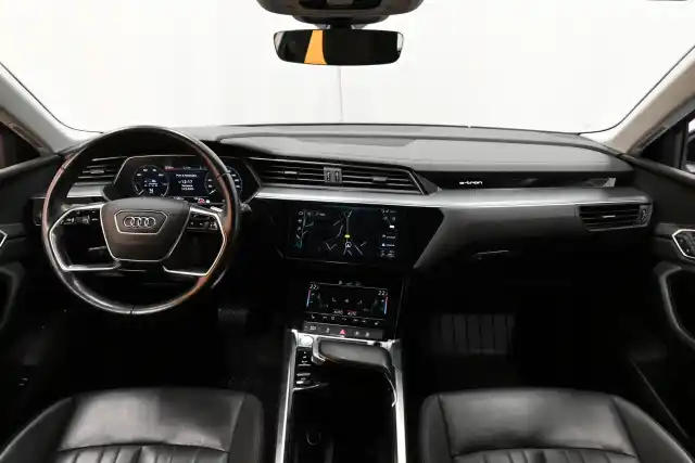 Musta Maastoauto, Audi e-tron – VAR-39575