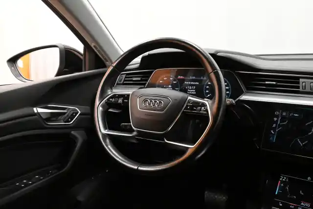 Musta Maastoauto, Audi e-tron – VAR-39575