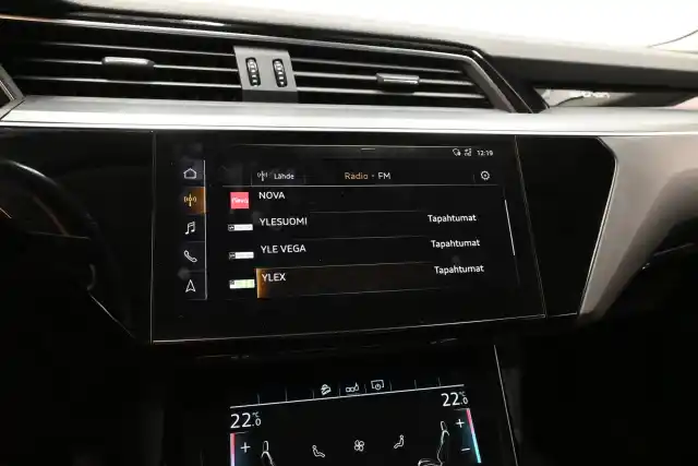 Musta Maastoauto, Audi e-tron – VAR-39575