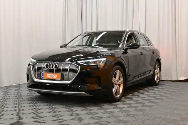 Musta Maastoauto, Audi e-tron – VAR-39575