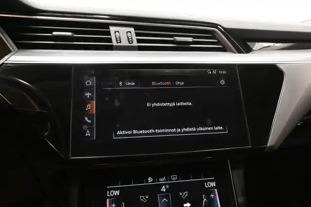 Musta Maastoauto, Audi e-tron – VAR-39575