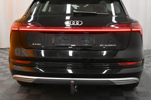 Musta Maastoauto, Audi e-tron – VAR-39575