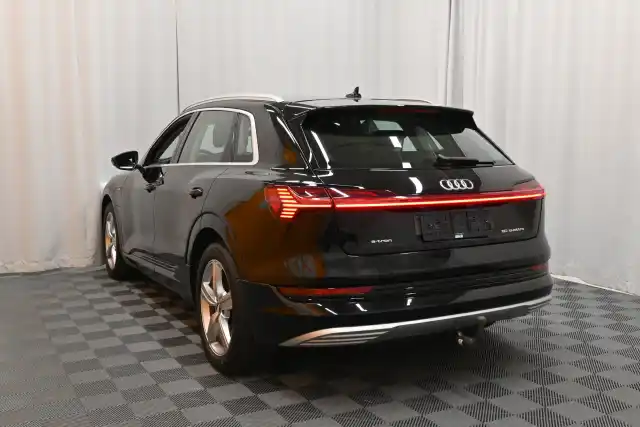 Musta Maastoauto, Audi e-tron – VAR-39575