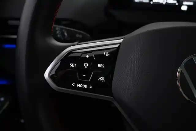 Punainen Maastoauto, Volkswagen ID.4 – VAR-39919