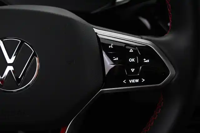 Punainen Maastoauto, Volkswagen ID.4 – VAR-39919
