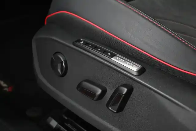 Punainen Maastoauto, Volkswagen ID.4 – VAR-39919