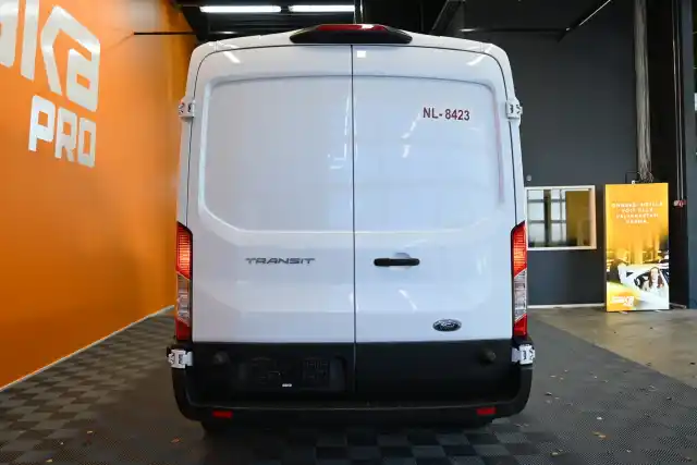 Valkoinen Pakettiauto, Ford Transit – VAR-40178