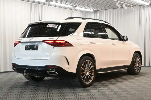 Valkoinen Maastoauto, Mercedes-Benz GLE – VAR-40247