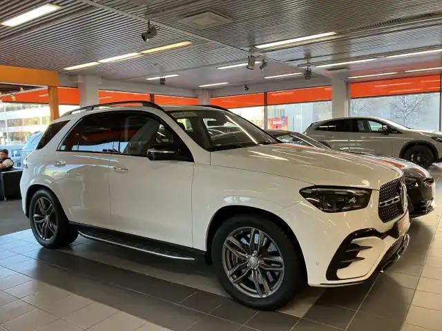 Valkoinen Maastoauto, Mercedes-Benz GLE – VAR-40247