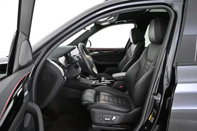 Musta Maastoauto, BMW iX3 – VAR-40378
