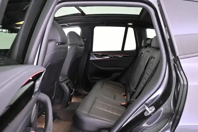 Musta Maastoauto, BMW iX3 – VAR-40378