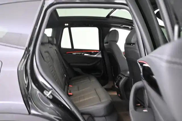 Musta Maastoauto, BMW iX3 – VAR-40378