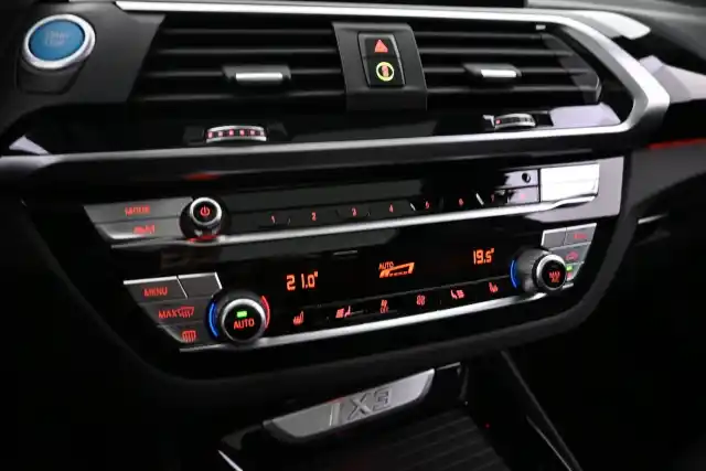 Musta Maastoauto, BMW iX3 – VAR-40378