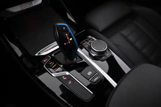Musta Maastoauto, BMW iX3 – VAR-40378