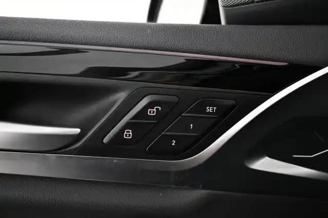 Musta Maastoauto, BMW iX3 – VAR-40378