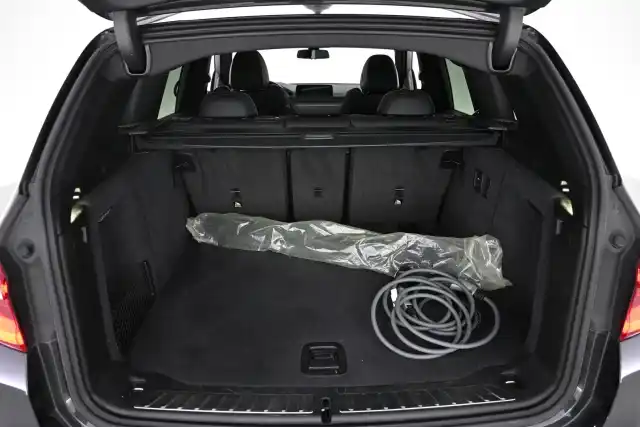 Musta Maastoauto, BMW iX3 – VAR-40378
