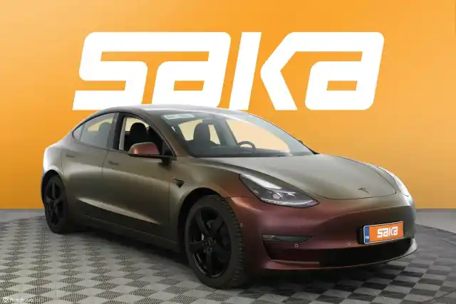 Valkoinen Sedan, Tesla Model 3 – VAR-40613