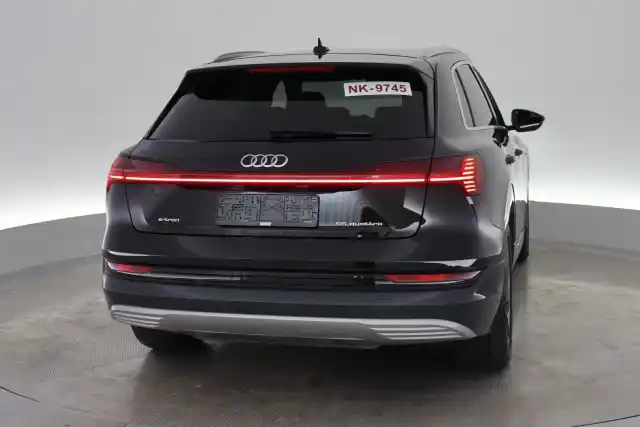 Musta Maastoauto, Audi e-tron – VAR-40761