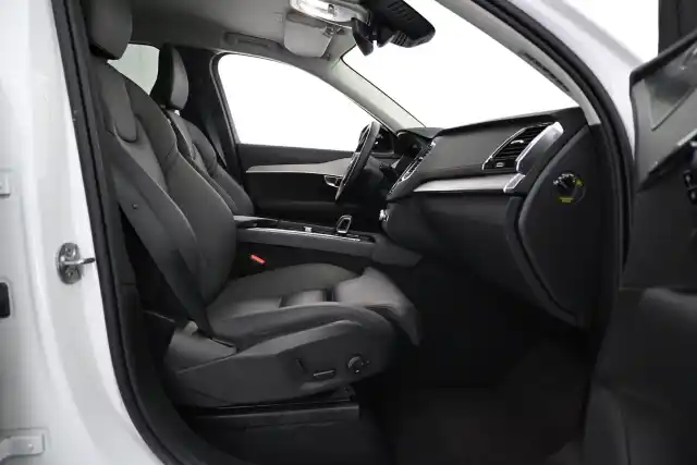 Valkoinen Maastoauto, Volvo XC90 – VAR-40768